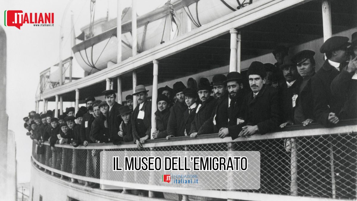 In questa foto sono ritratti un gruppo di emigrati dall'Italia su una nave che guardano l'obiettivo