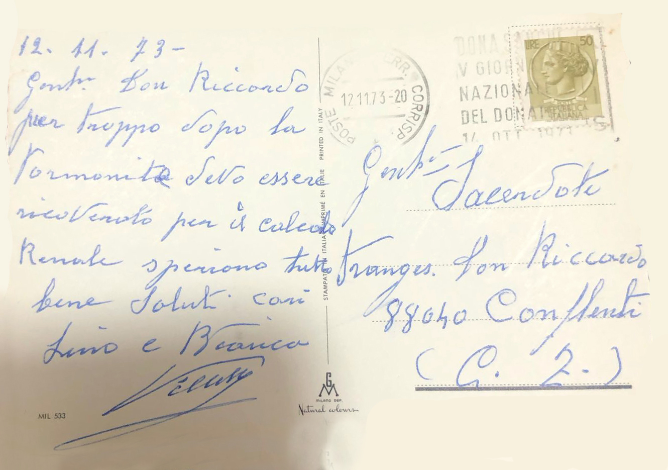 Foto di una cartolina in cui il mittente avvisa Don Riccardo Stranges che presto dovrà essere ricoverato per via di un calcolo sperando che tutto vada per il meglio. La cartolina, con firma “Lino e Bianca”, è stata inviata in data 12.11.1973 e indirizzata a Don Riccardo Stranges di Conflenti.