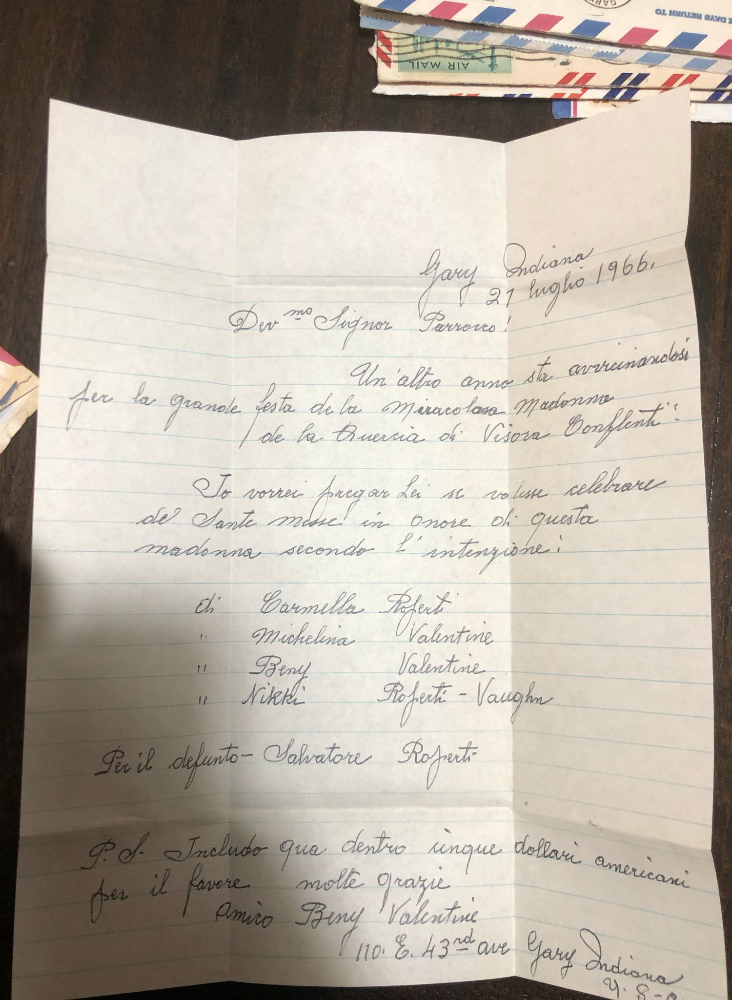 Foto della lettera inviata da Benny Valentine dagli Stati Uniti nel 1966 a Don Riccardo Stranges, parroco di Conflenti, nell’occasione dell’avvicinarsi della festa della Madonna della Quercia di Visora di Conflenti inviando “5 dollari americani” per la celebrazione di una messa in suffragio del defunto Salvatore Roperti.
