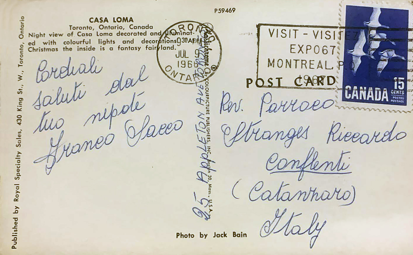 In questa cartolina il mittente, emigrato in Canada, saluta Don Riccardo Stranges parroco della chiesa di San Nicola di Conflenti, paese calabrese in provincia di Catanzaro. La cartolina, con firma Franco Sacco, è stata inviata in data 09.07.1966 da Toronto.