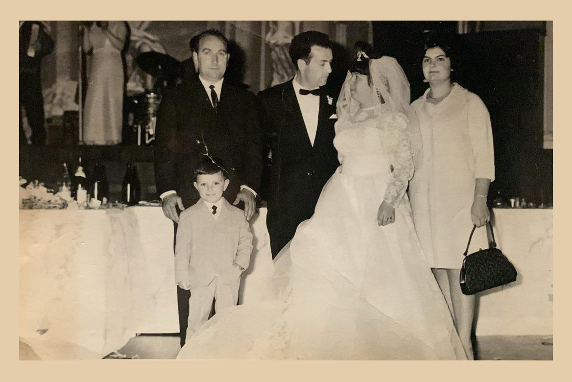 La foto ritrae una famiglia conflentese emigrata Melbourne in Australia durante un matrimonio e inviata a Conflenti, paese calabrese in provincia di Catanzaro, accompagnata da un messaggio contenente la raccomandazione di consegnare la fotografia alla sorella Ernestina. Gli sposi sono al centro ripresi mentre si guardano, alla loro destra posa Maria mentre alla loro sinistra Guglielmo e Domenico.