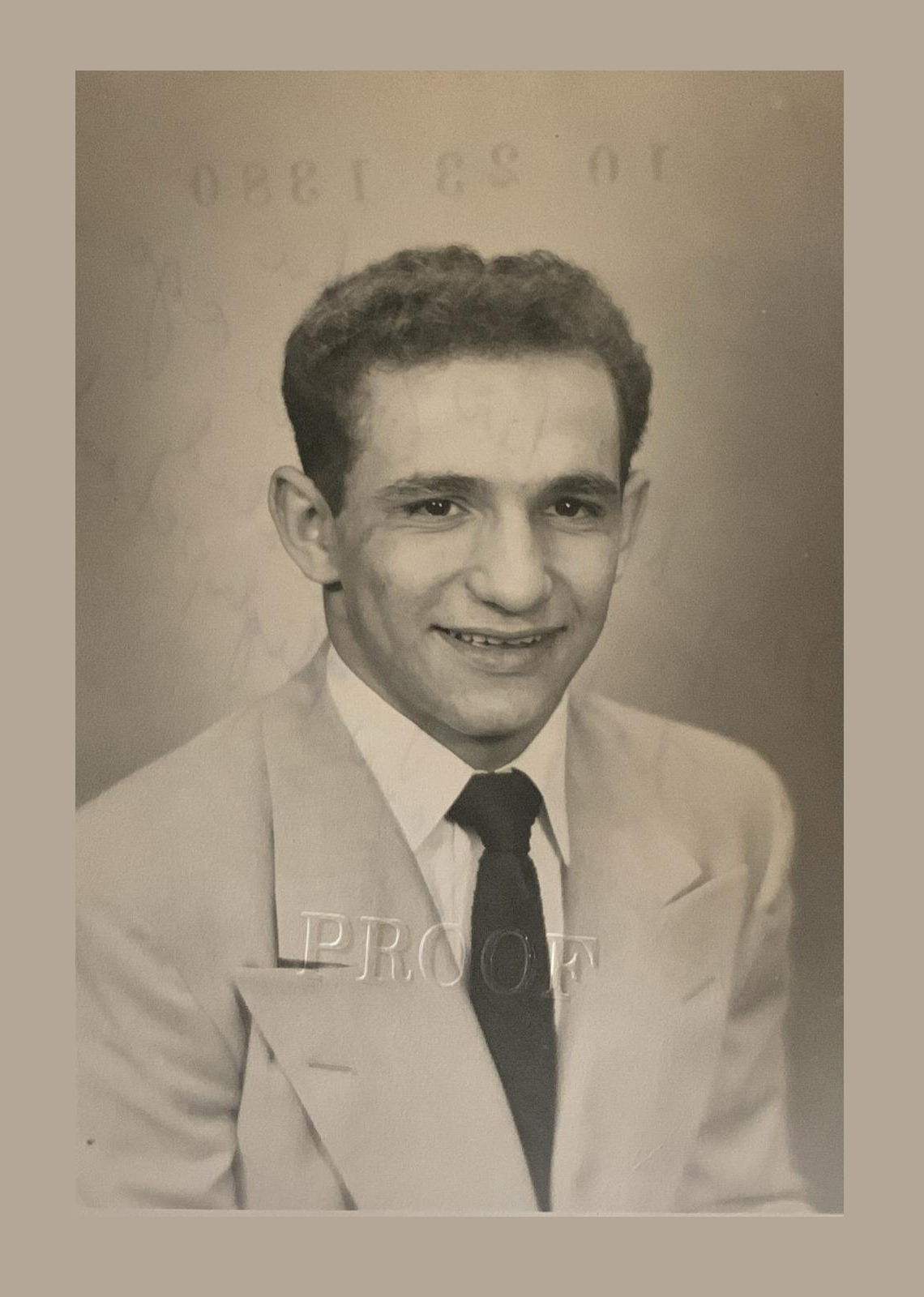 Questa foto ritrae John in primo piano, figlio di un emigrato conflentese negli Stati Uniti d’America e inviata a Conflenti, paese calabrese in provincia di Catanzaro.